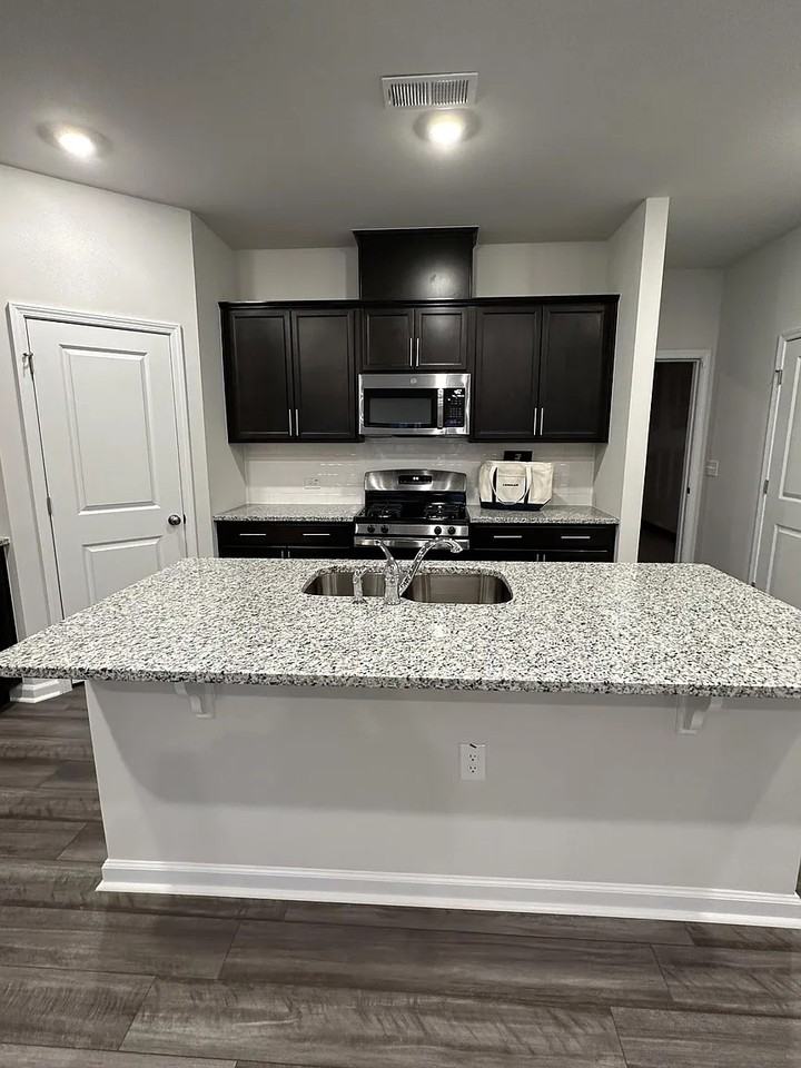 2232 Kasota Ln - Photo 5 of 35