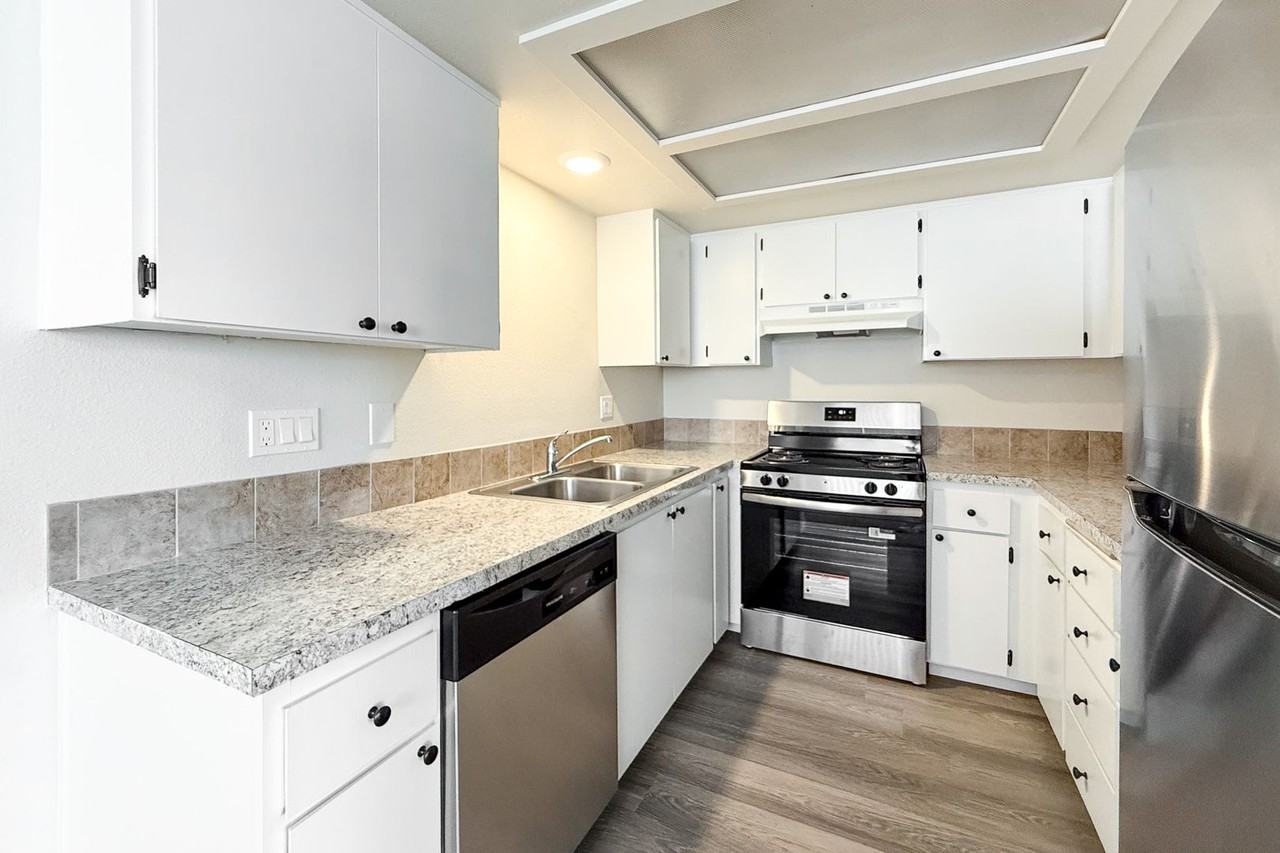 Avalon Court Apartments - Photo 6 of 26