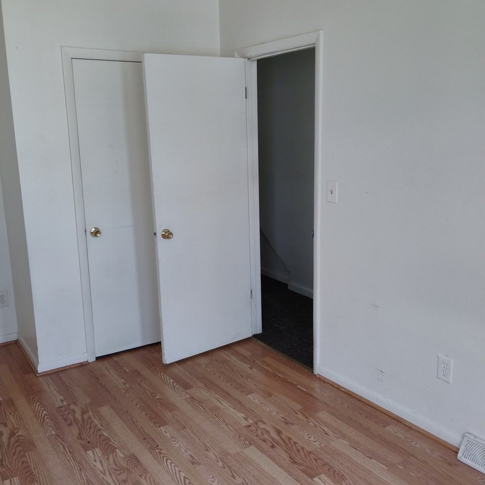 452A Hudson Ave #1 - Photo 5 of 19
