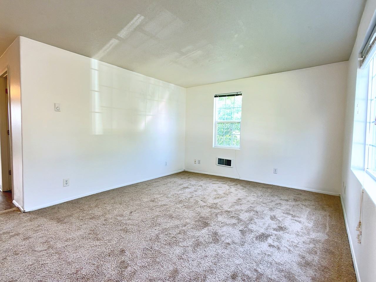 905 Ne 94th Ave #1 - Photo 4 of 38