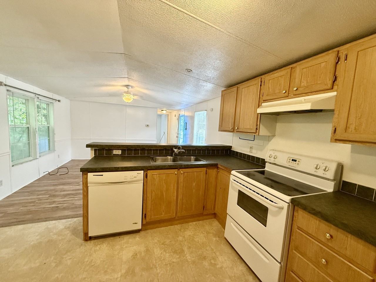 32 Mandalay Dr #1 - Photo 4 of 11