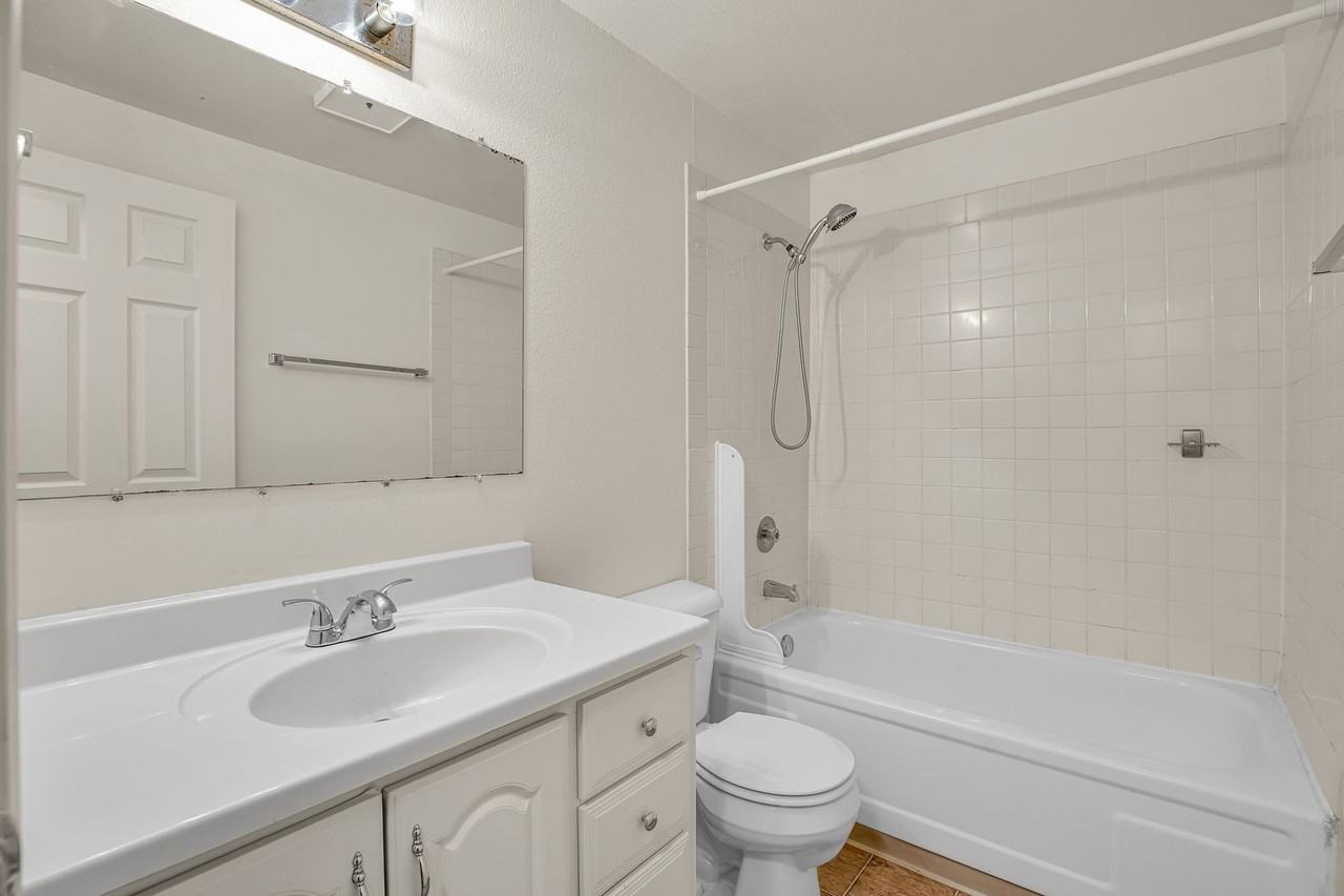 #165 RIVERVIEW APARTMENTS - Photo 4 of 7