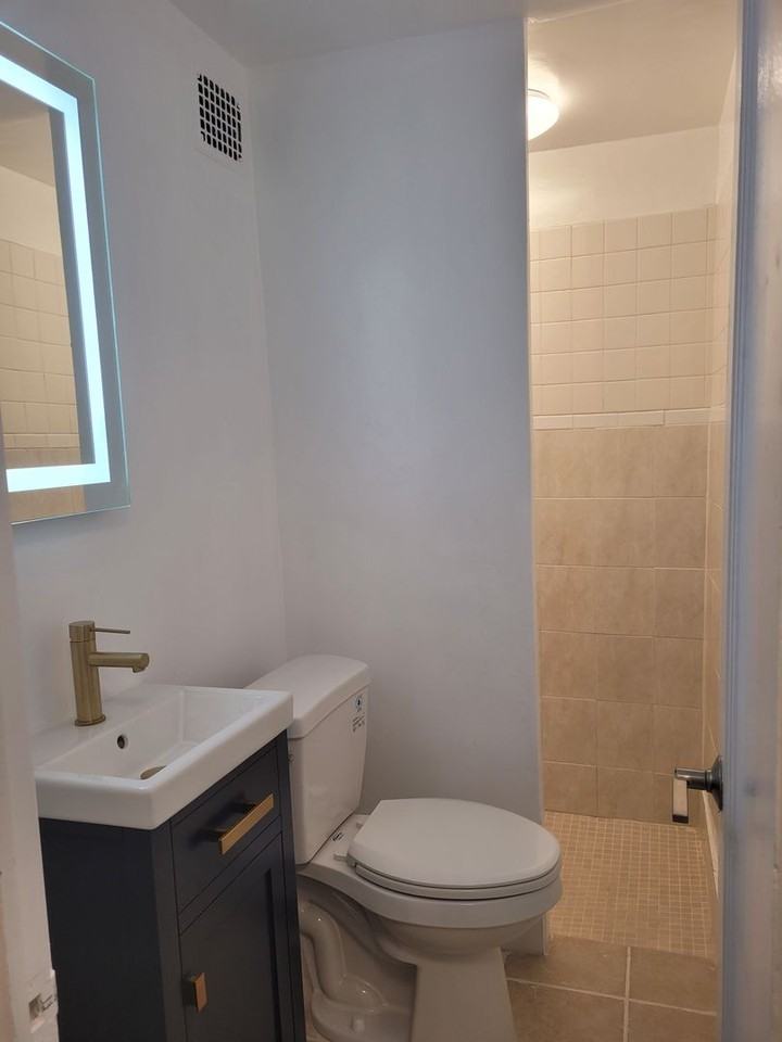 Pollyanna Apartments - Photo 6 of 19