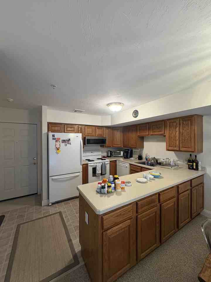 26 Greenleaves Dr - 609Unit 609 #1 - Photo 4 of 7