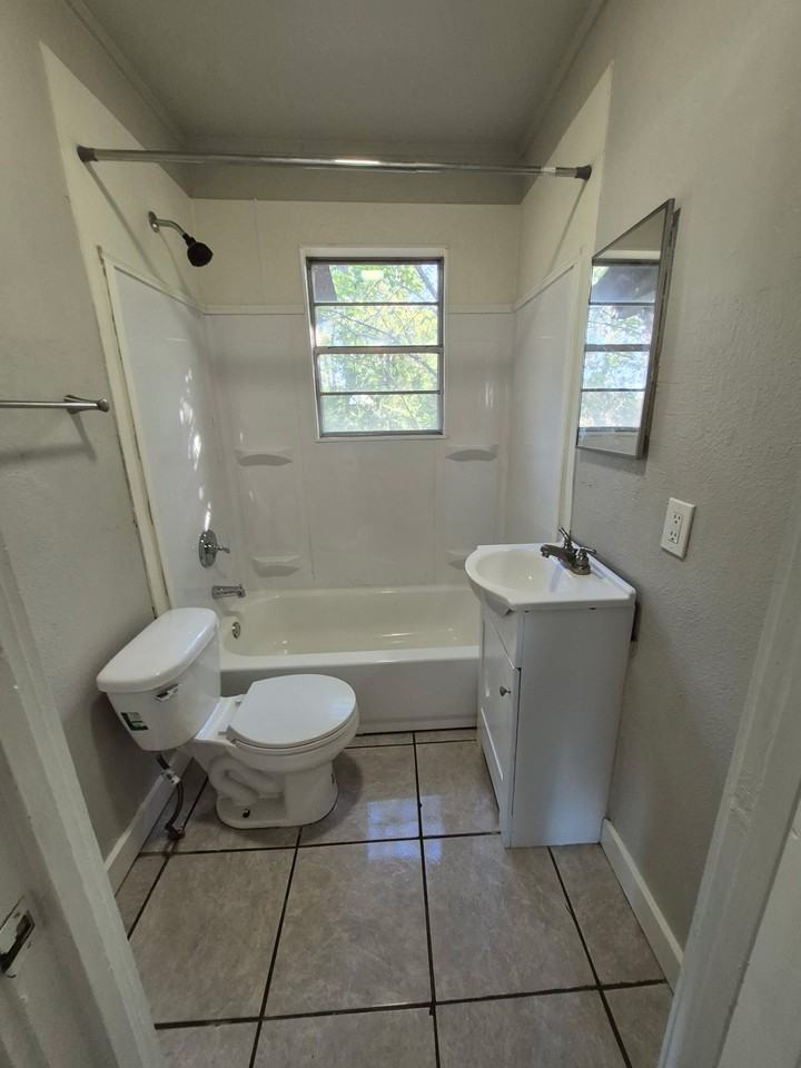 1005 W Saint Louis St #1 - Photo 6 of 7