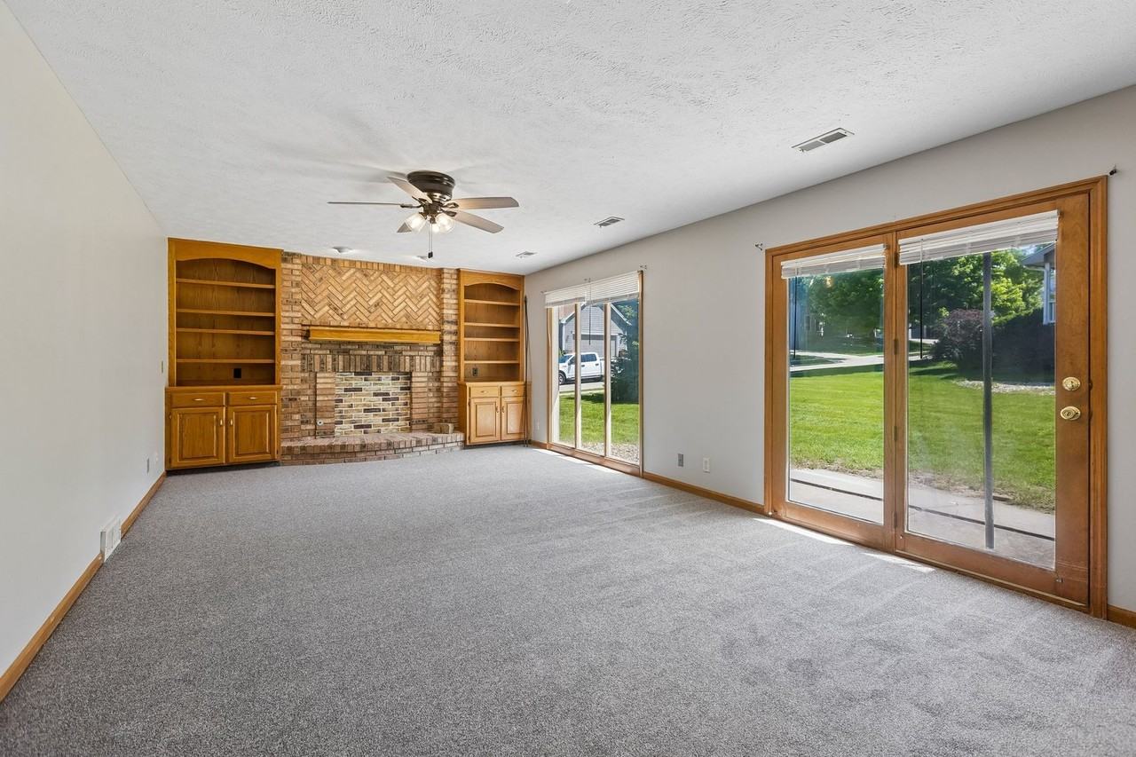 325 N 162nd St - Photo 5 of 35
