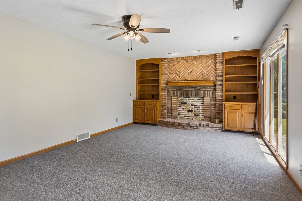 325 N 162nd St - Photo 6 of 35