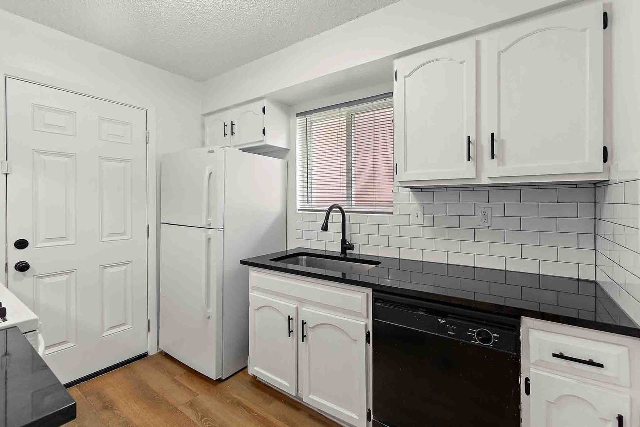 1120 Hazelton St - Photo 3 of 14
