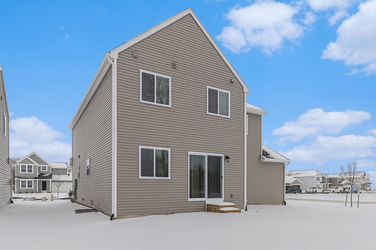 2212 Macatawa Ln - Photo 2 of 28