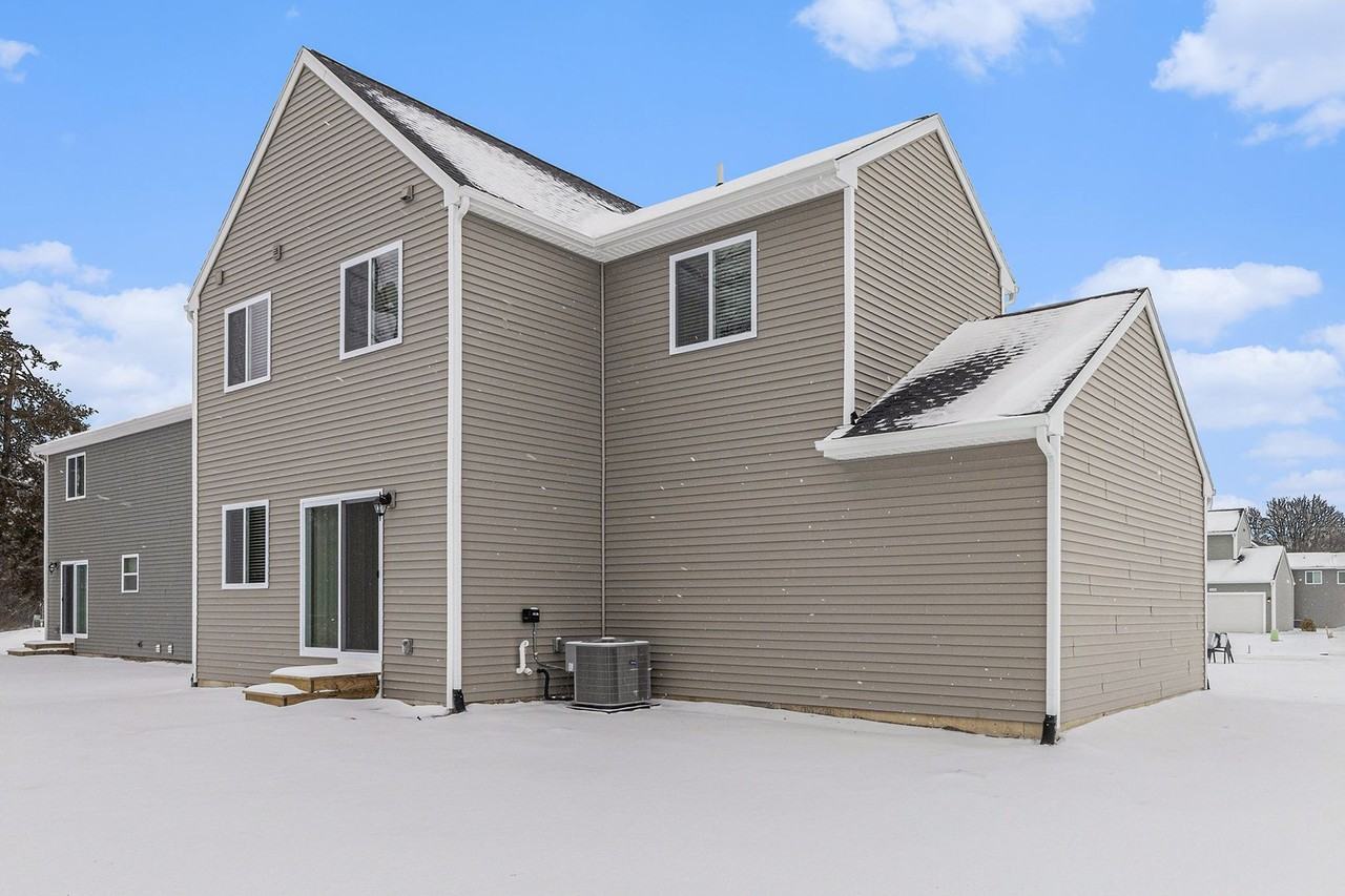 2212 Macatawa Ln - Photo 4 of 28