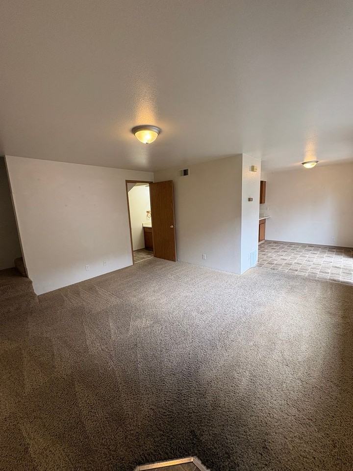 2050 Campus Dr - Photo 2 of 14