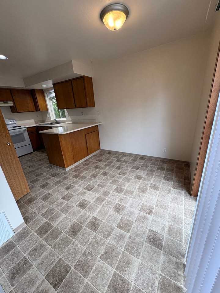 2050 Campus Dr - Photo 4 of 14