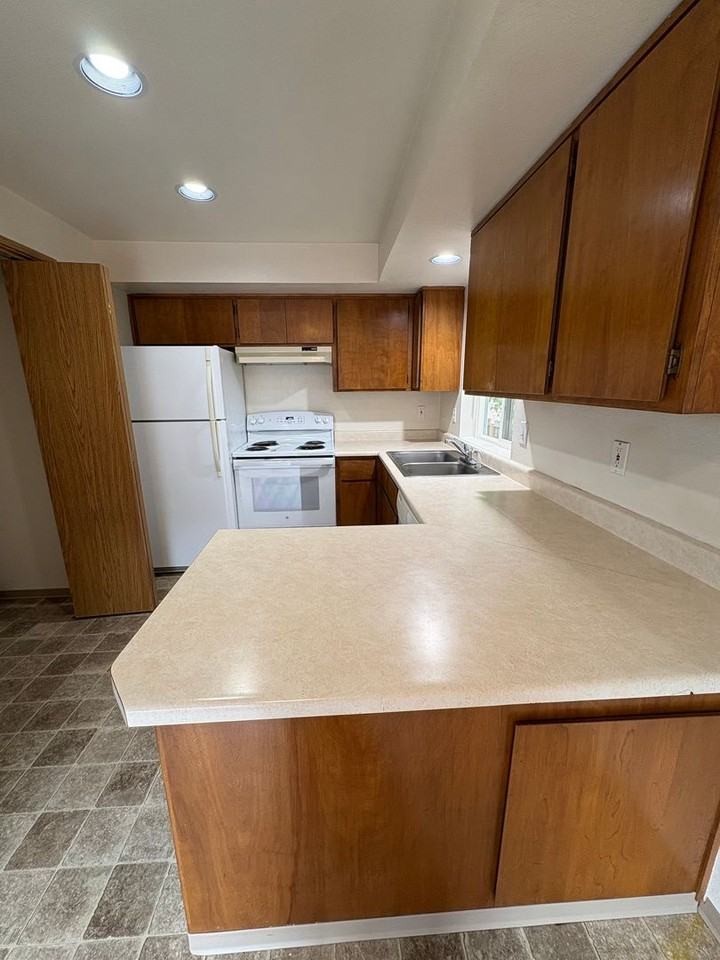 2050 Campus Dr - Photo 5 of 14