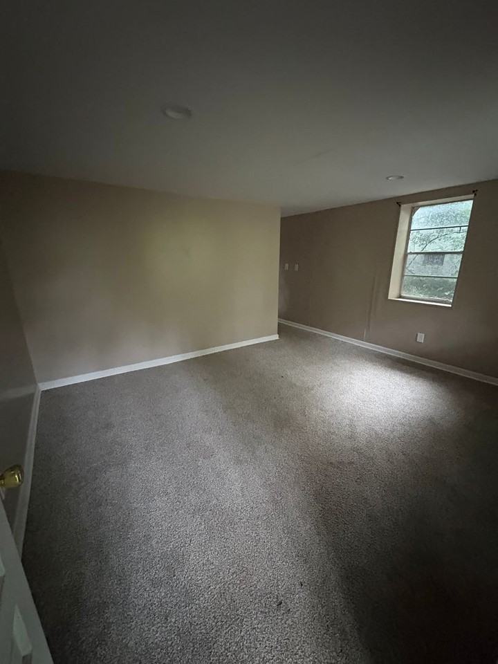 1129 N Three Notch St - Photo 2 of 8