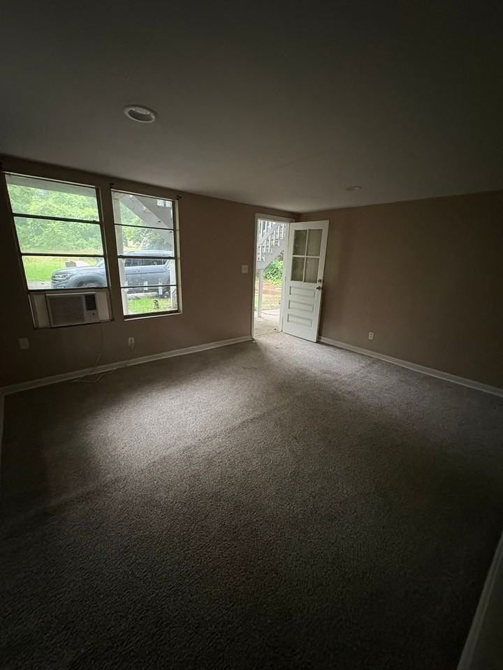 1129 N Three Notch St - Photo 3 of 8