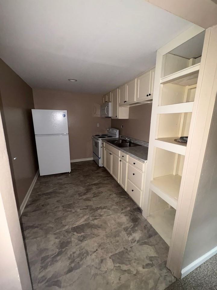 1129 N Three Notch St - Photo 4 of 8