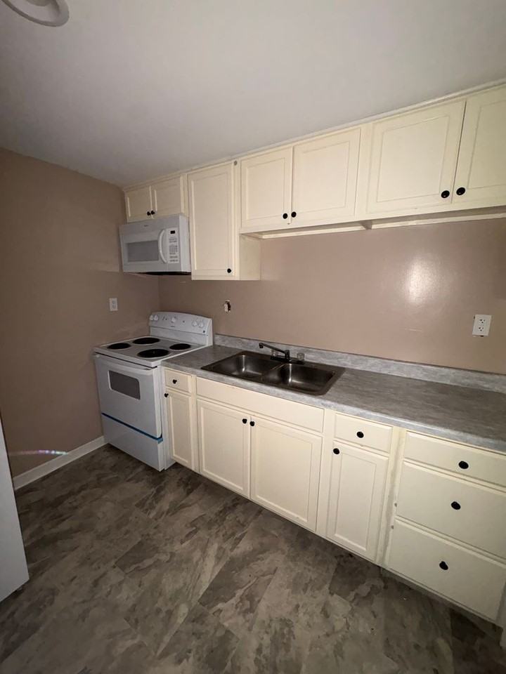 1129 N Three Notch St - Photo 5 of 8