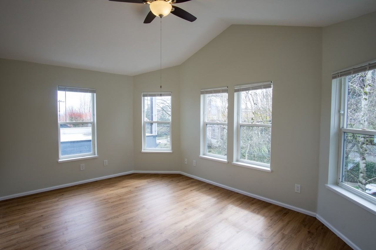 245 Sw Hooker St #07 - Photo 2 of 18