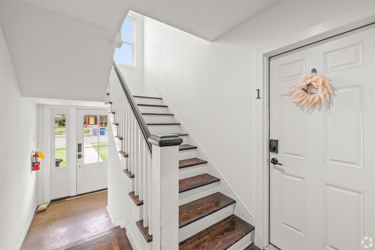 5910 Oram St - Photo 3 of 7