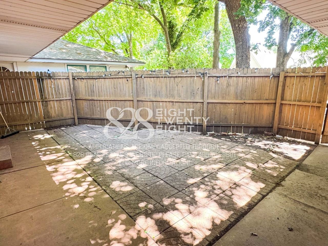 241 Emelyn St - Photo 4 of 39