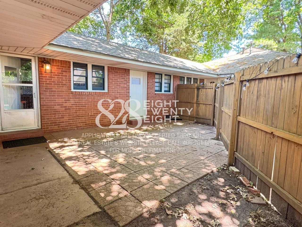 241 Emelyn St - Photo 5 of 39