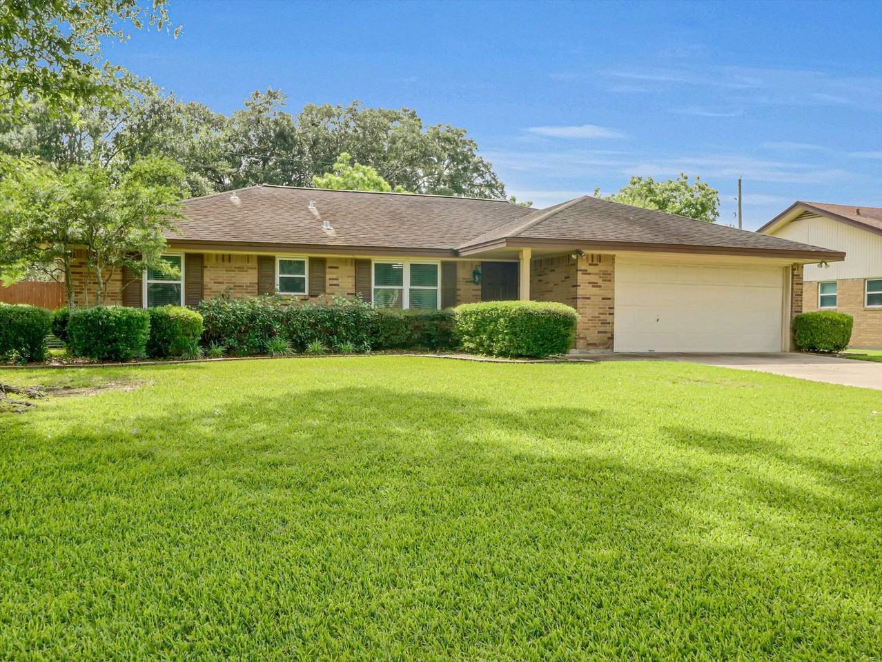 805 Bluebonnet St - Photo 2 of 45