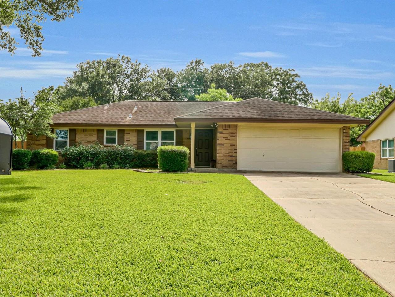 805 Bluebonnet St - Photo 5 of 45