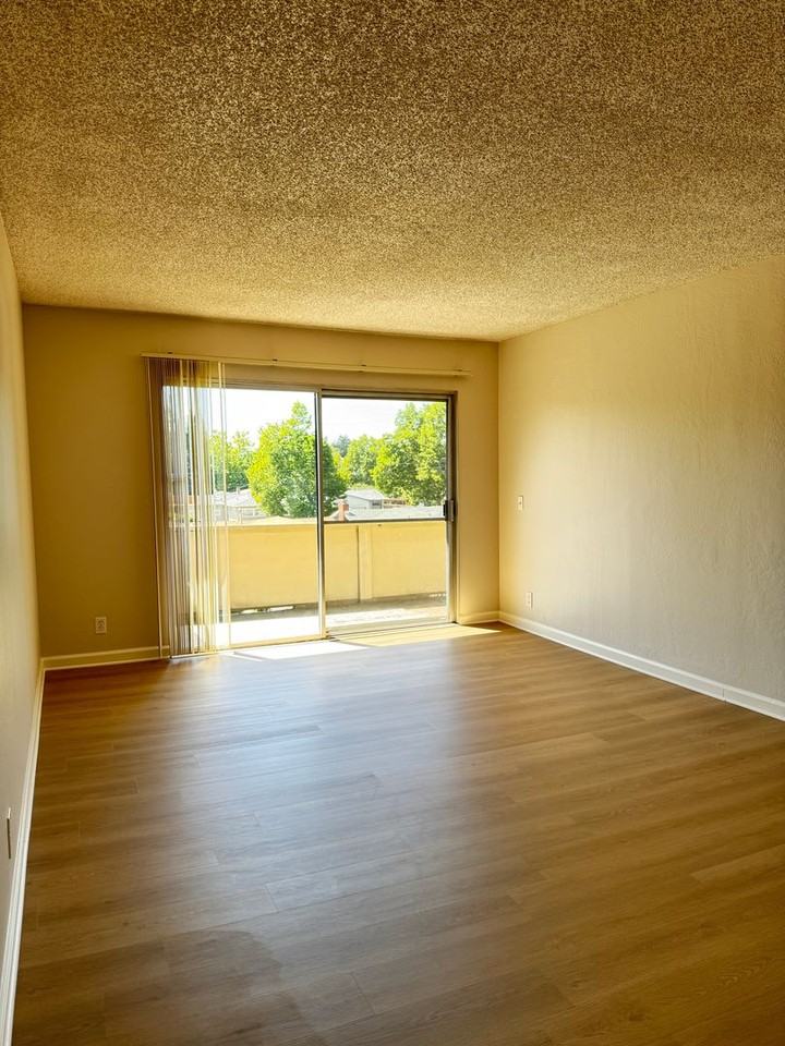 781 N Fair Oaks Ave #6 - Photo 3 of 23