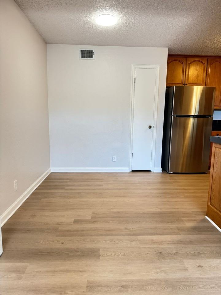 781 N Fair Oaks Ave #6 - Photo 5 of 23