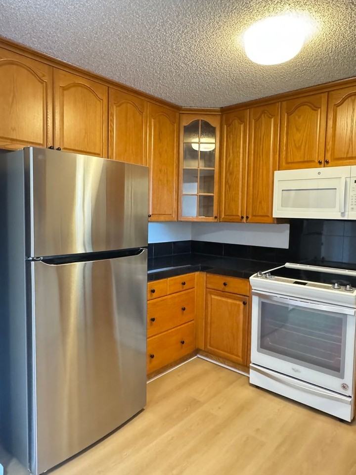 781 N Fair Oaks Ave #6 - Photo 6 of 23