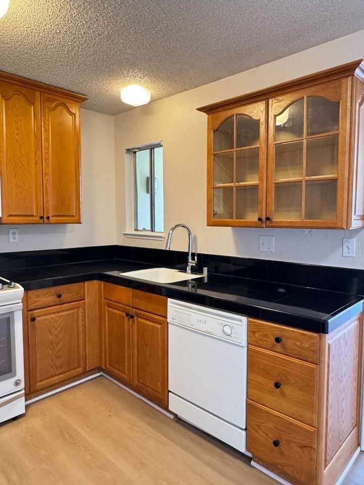 781 N Fair Oaks Ave #6 - Photo 7 of 23