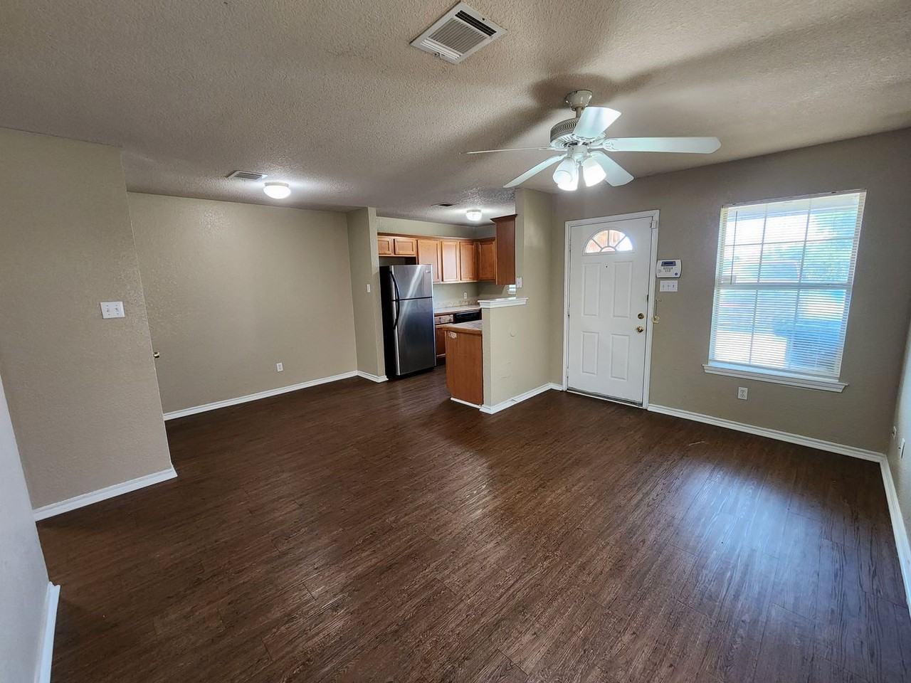 1429 E Robert St - Photo 3 of 20