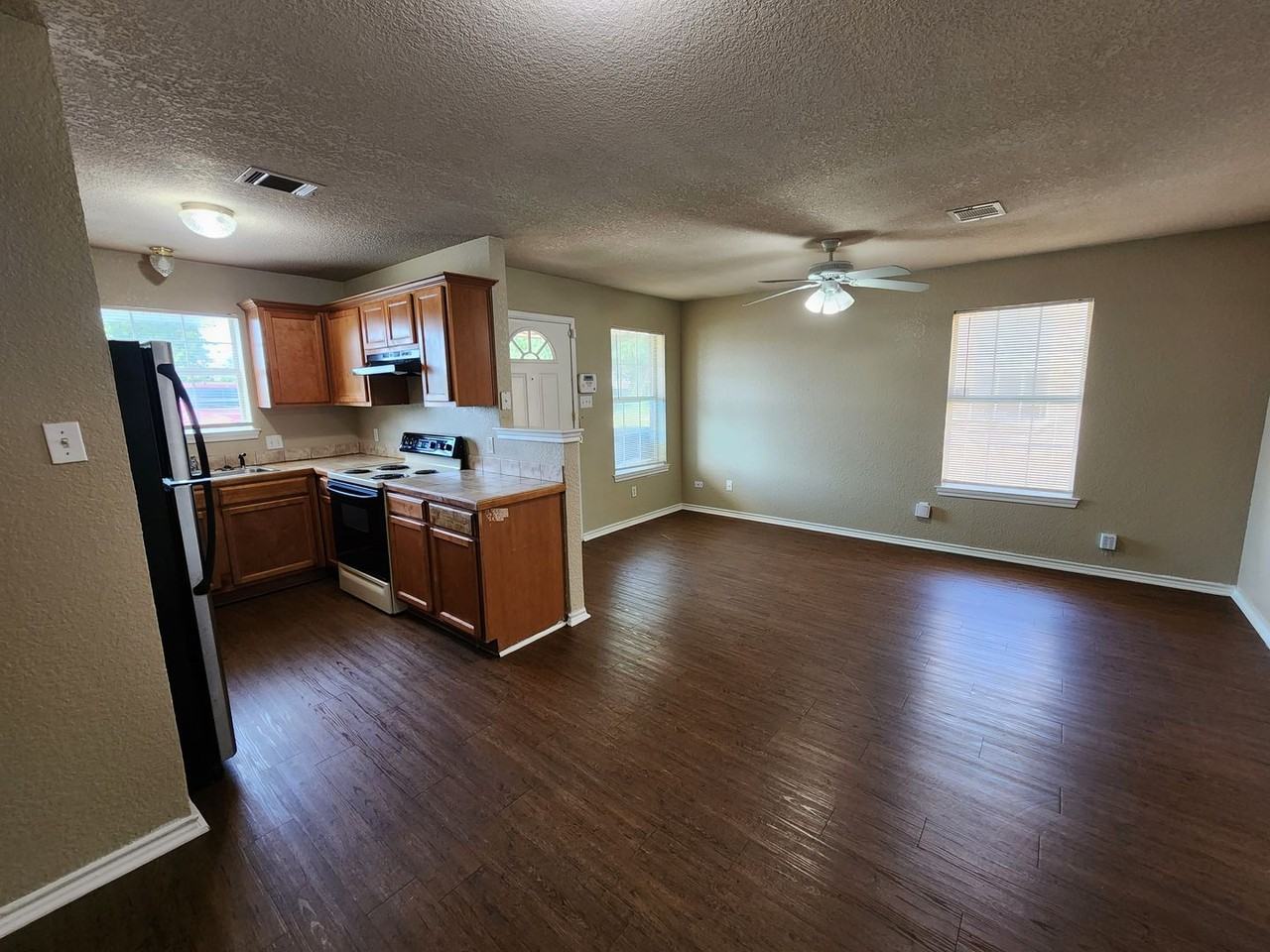 1429 E Robert St - Photo 5 of 20