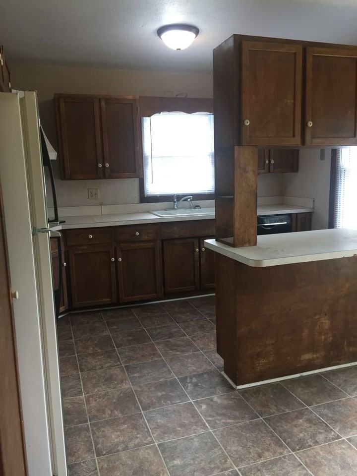 1126 Lorraine Ave - Photo 3 of 9