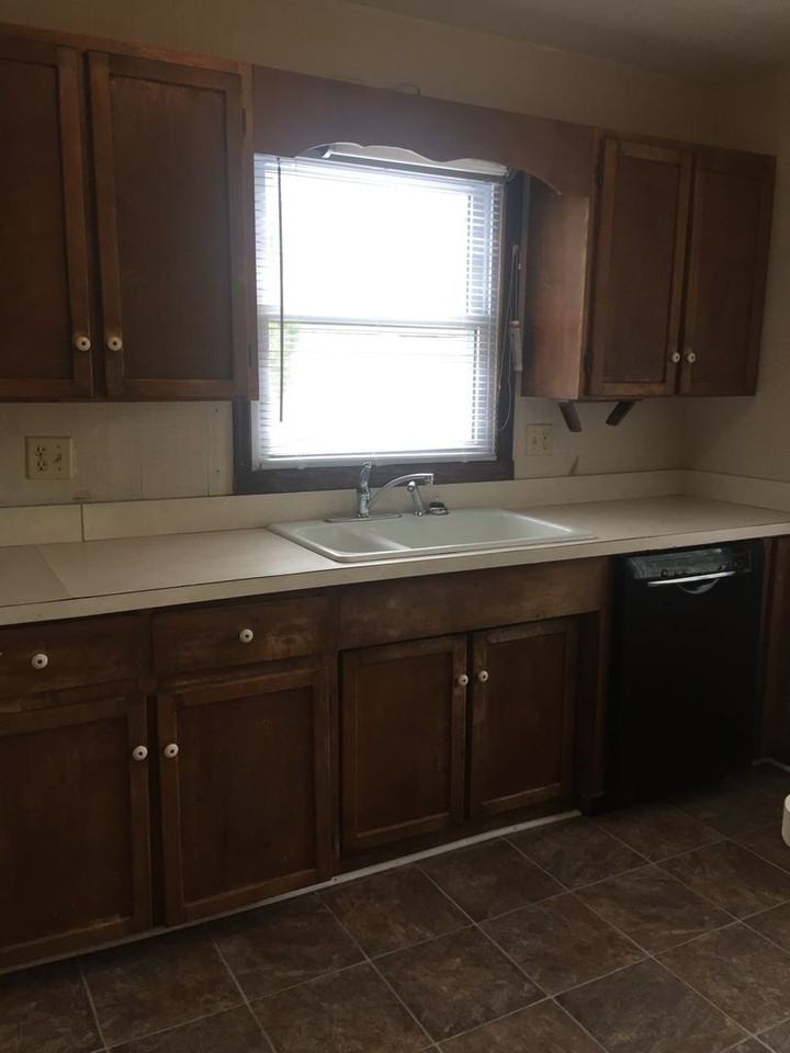 1126 Lorraine Ave - Photo 4 of 9