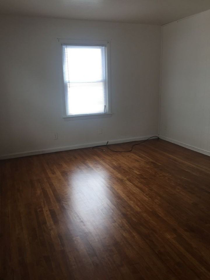 1126 Lorraine Ave - Photo 6 of 9
