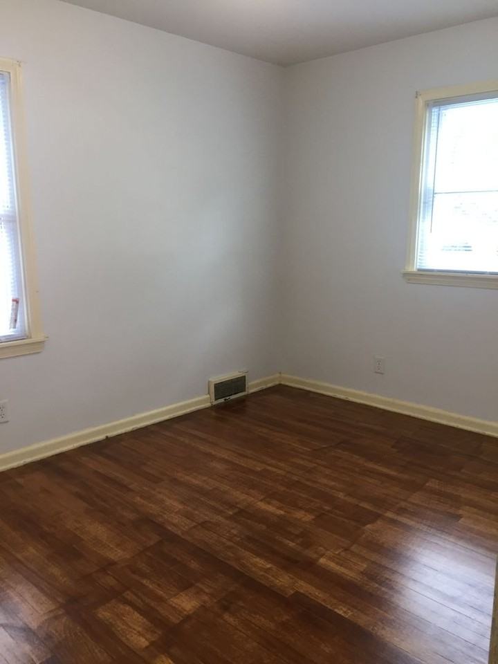 1126 Lorraine Ave - Photo 7 of 9