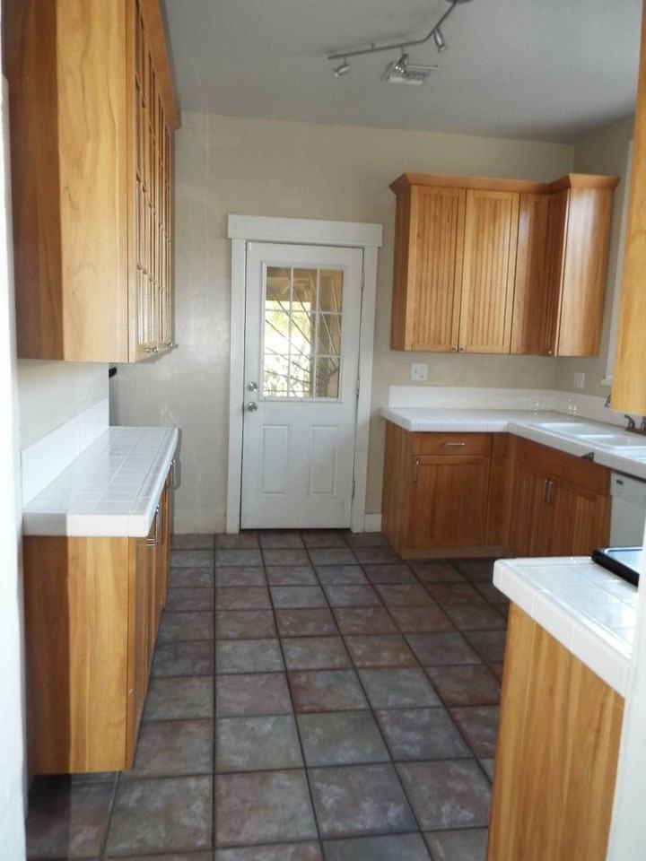 828 N 6th Ave - Photo 2 of 27