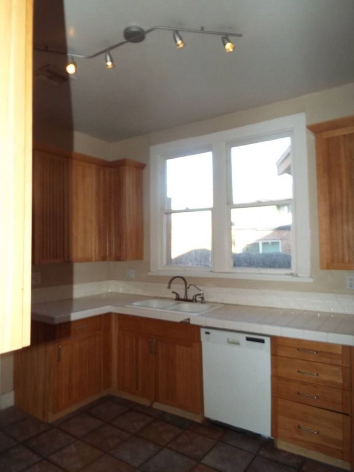 828 N 6th Ave - Photo 4 of 27