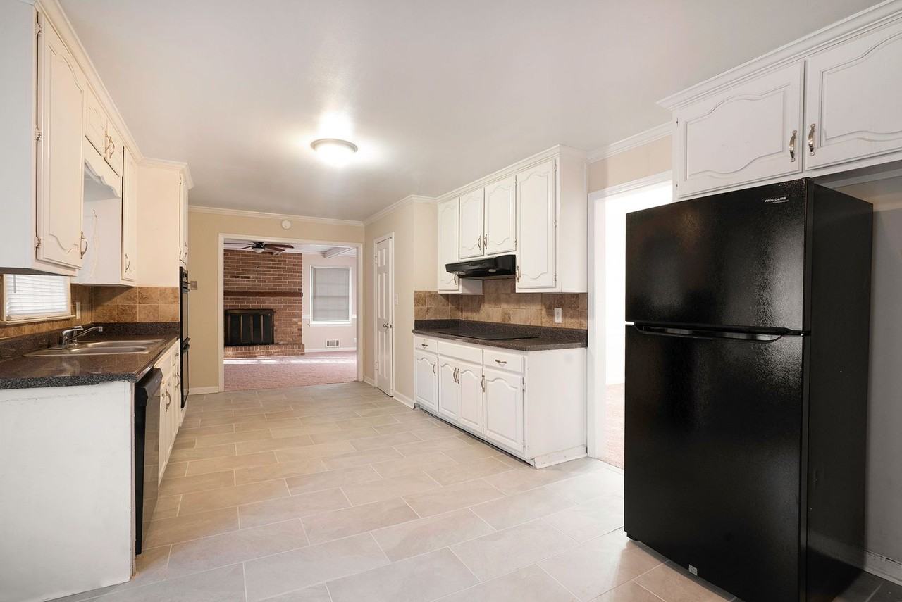 3845 Woodyhill Dr - Photo 3 of 18