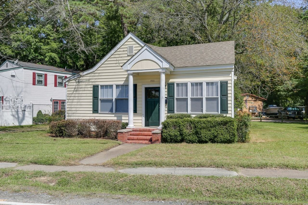 955 Poquoson Ave - Photo 2 of 32