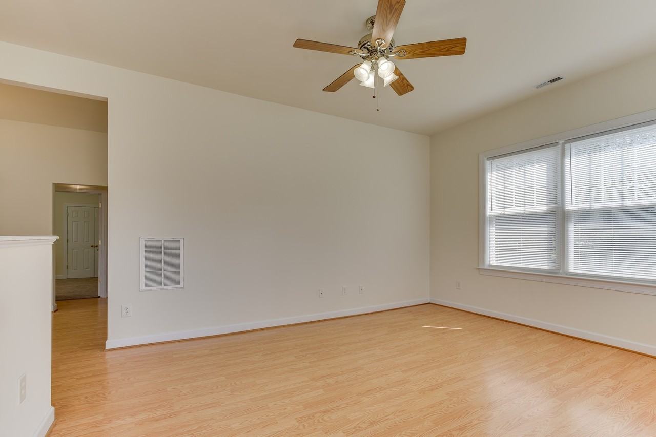 955 Poquoson Ave - Photo 5 of 32