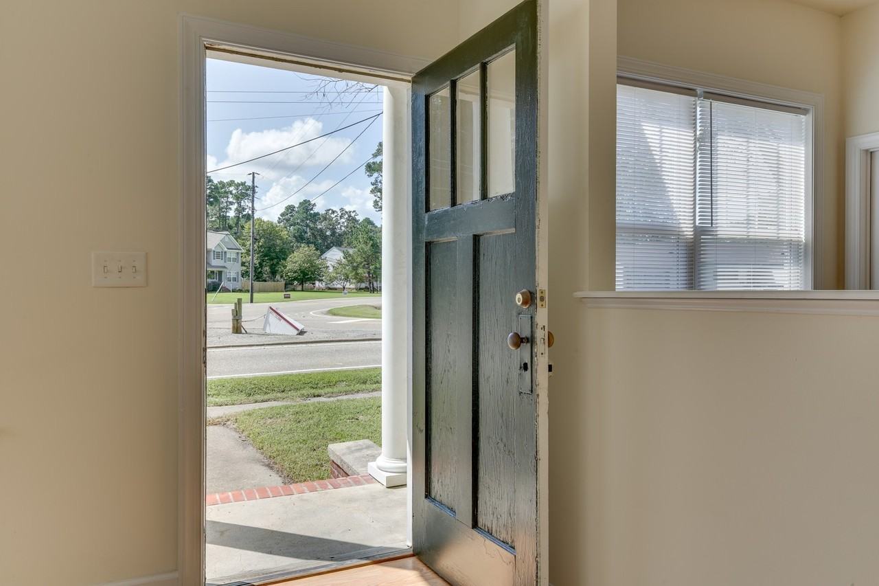 955 Poquoson Ave - Photo 6 of 32