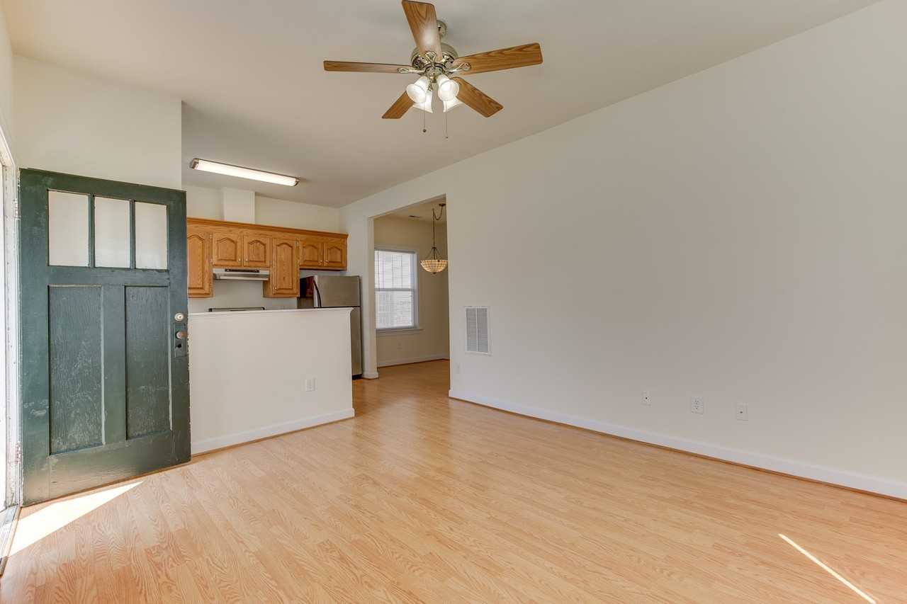 955 Poquoson Ave - Photo 7 of 32