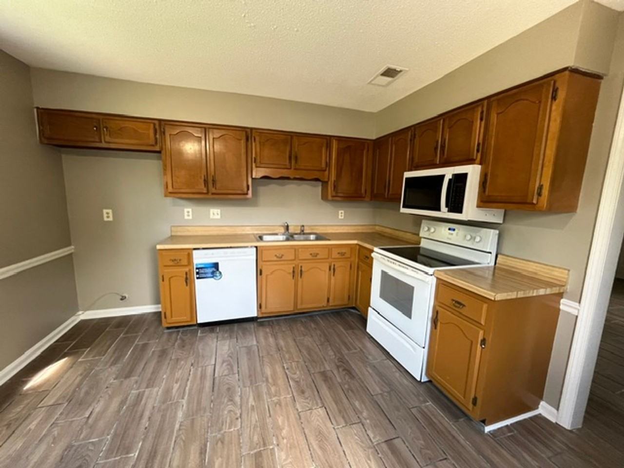1936 Custer Dr - Photo 2 of 9