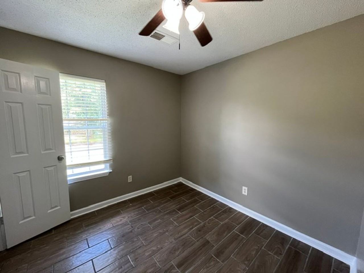 1936 Custer Dr - Photo 5 of 9