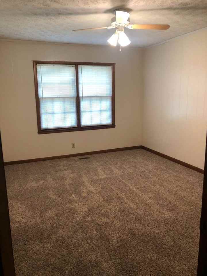 880 Locke Dr - Photo 5 of 11