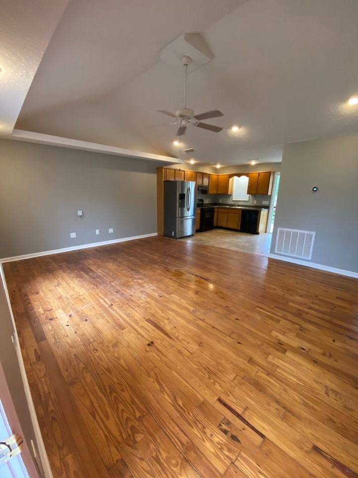 704 Francis St E - Photo 2 of 17
