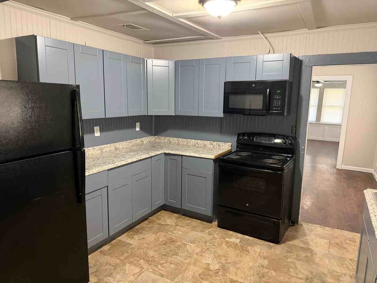 3229 Denman St - Photo 2 of 9