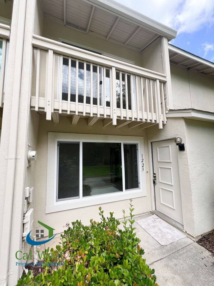 1223 Crescent Ter - Photo 3 of 29